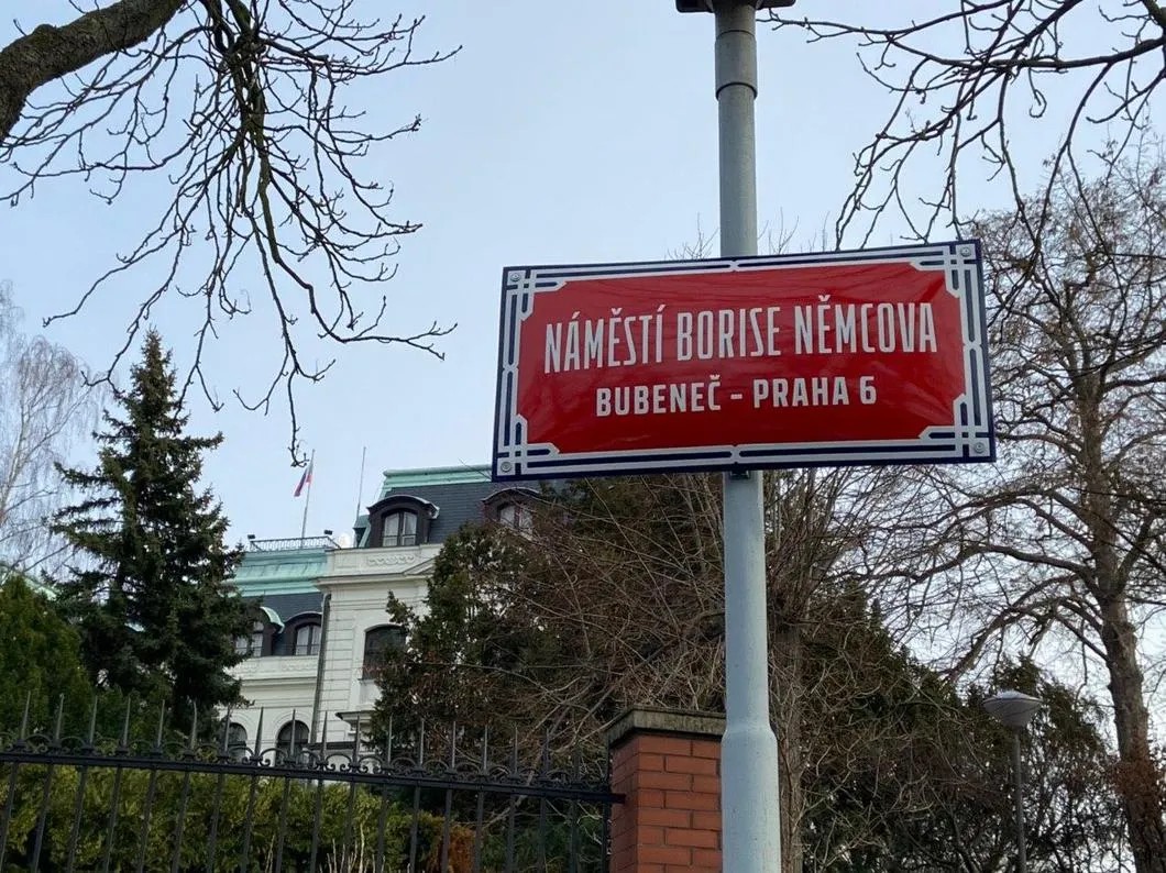 Табличка на площади Бориса Немцова в Праге. Фото: Надежда Прусенкова / «Новая газета»
