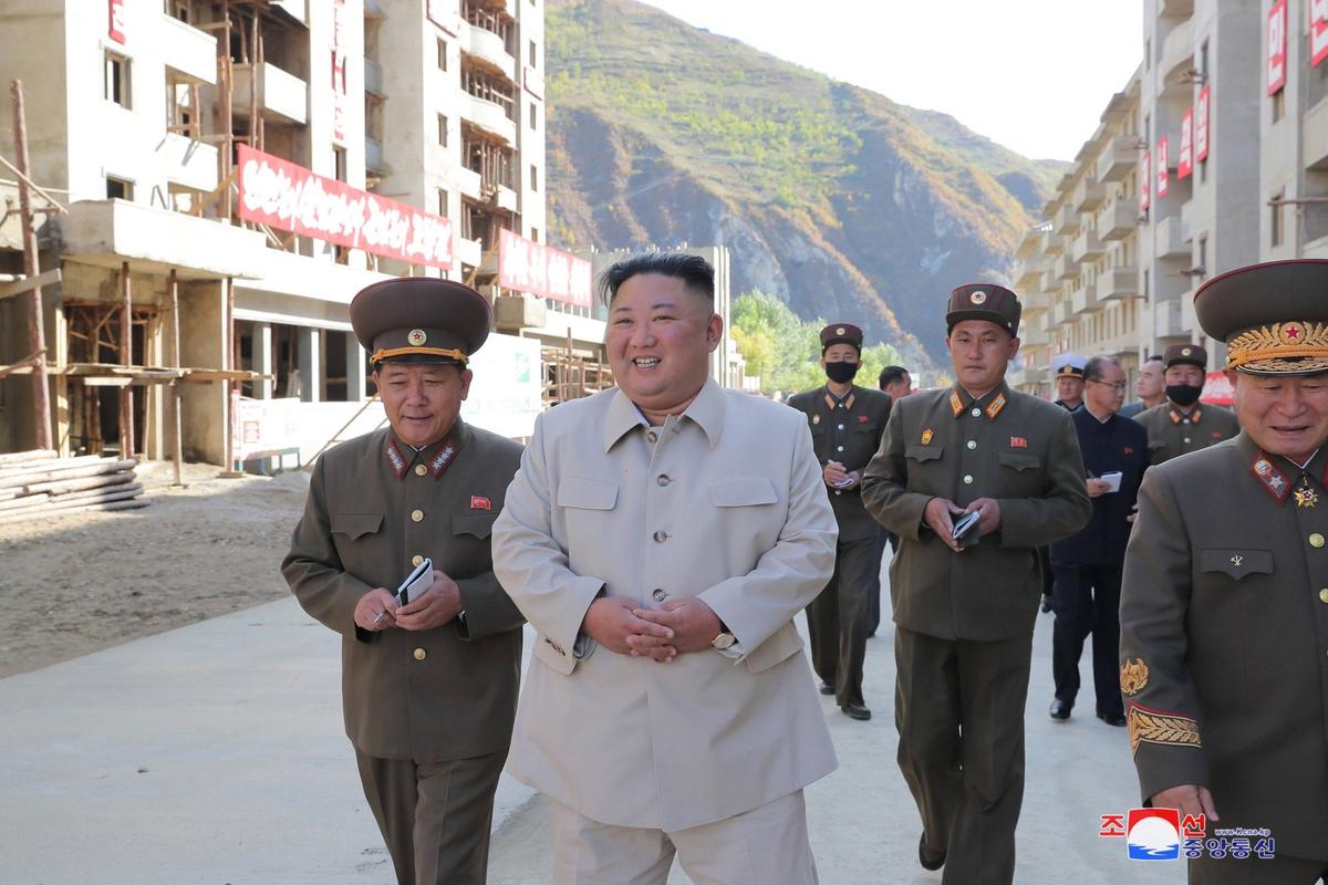 Лидер КНДР Ким Чен Ын во время осмотра результатов восстановительных работ после наводнений и тайфунов, октябрь 2020 года. Фото: imago images / Xinhua