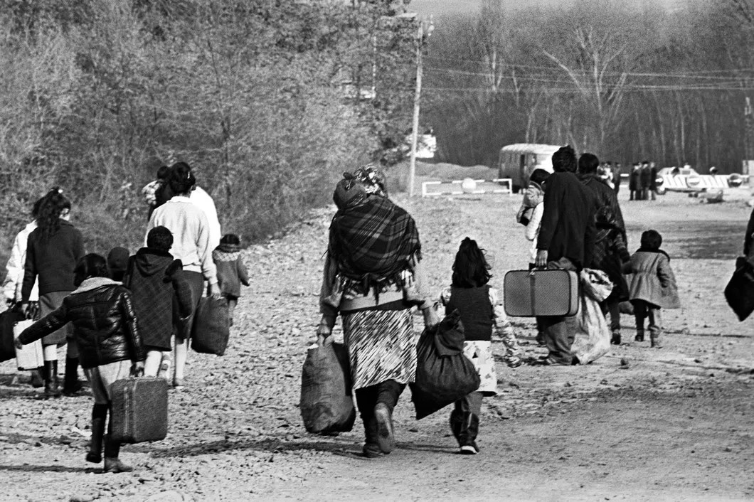 Беженцы, прибывшие из Карабаха в южную приграничную зону Армении, 1988 год. Фото: РИА Новости