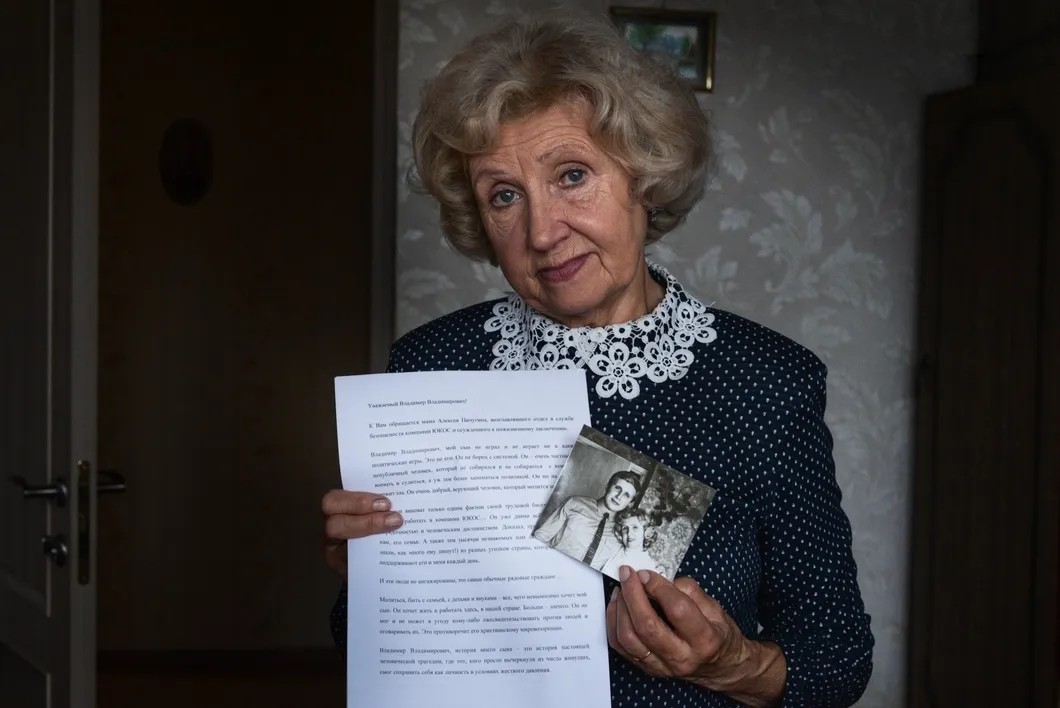 Алла Пичугина с письмом Владимиру Путину и с фотографией, на которой она с сыном. Фото: Виктория Одиссонова / «Новая газета»