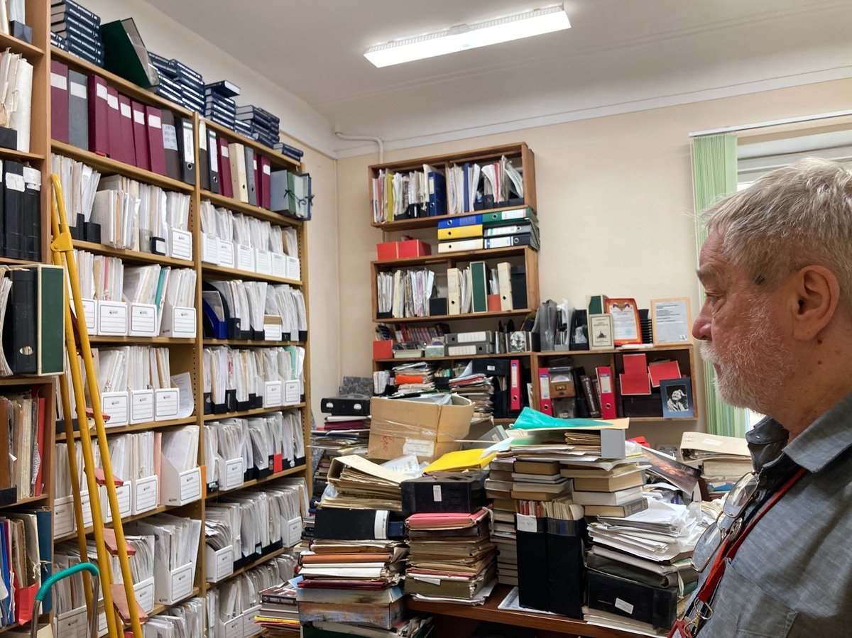 Историк Разумов в своем кабинете. Фото: Ирина Тумакова / «Новая газета»