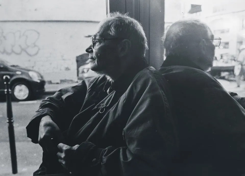 Александр Гинзбург в парижском кафе. 24.04.1997. Фото Юрия Роста