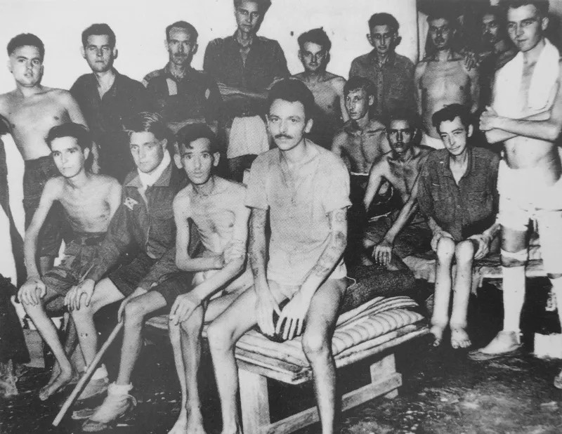 Британские и индийские солдаты, освобожденные из японского плена в Рангуне. waralbum.ru