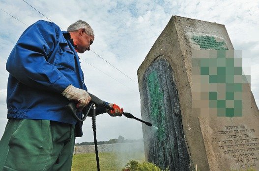 Памятник в Едвабно после атаки вандалов. Август 2011. Фото: архив
