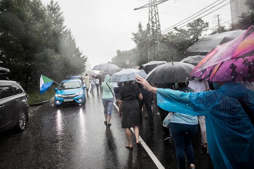 Протестующие и автомобилисты приветствуют друг друга. Фото: Влад Докшин / «Новая газета»
