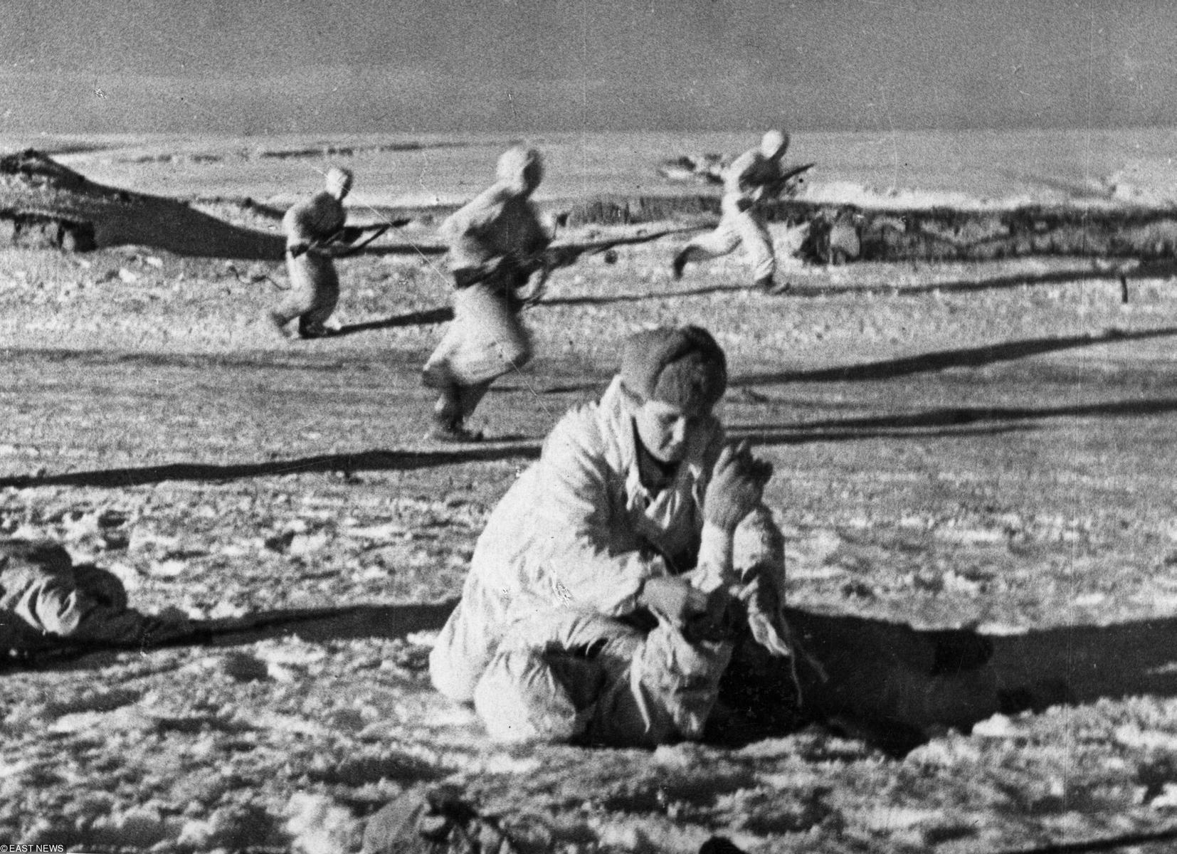 Медик оказывает первую помощь раненому красноармейцу. Сталинградская битва, январь 1942 года. Фото: EAST NEWS