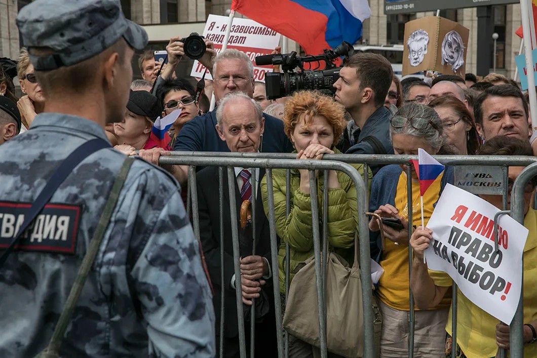 Собравшиеся на проспекте Сахарова перед началом согласованного митинга в поддержку независимых кандидатов. Фото: Влад Докшин / «Новая газета»