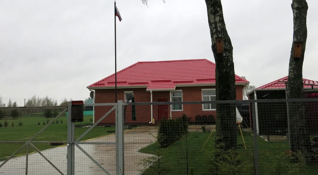 Дом в Краснинском районе Смоленской области, в котором прописан Константин Пономарев. Фото автора