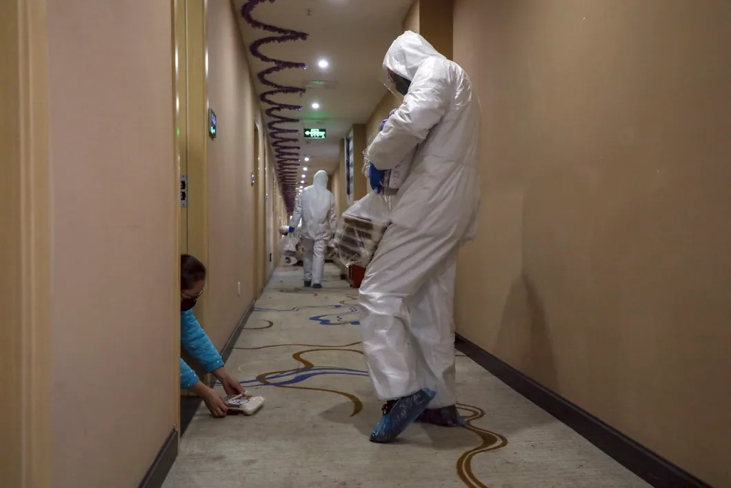 Отель в китайском Ухане, где в изоляции находятся люди с подозрением на коронавирус. Фото: AP / TASS
