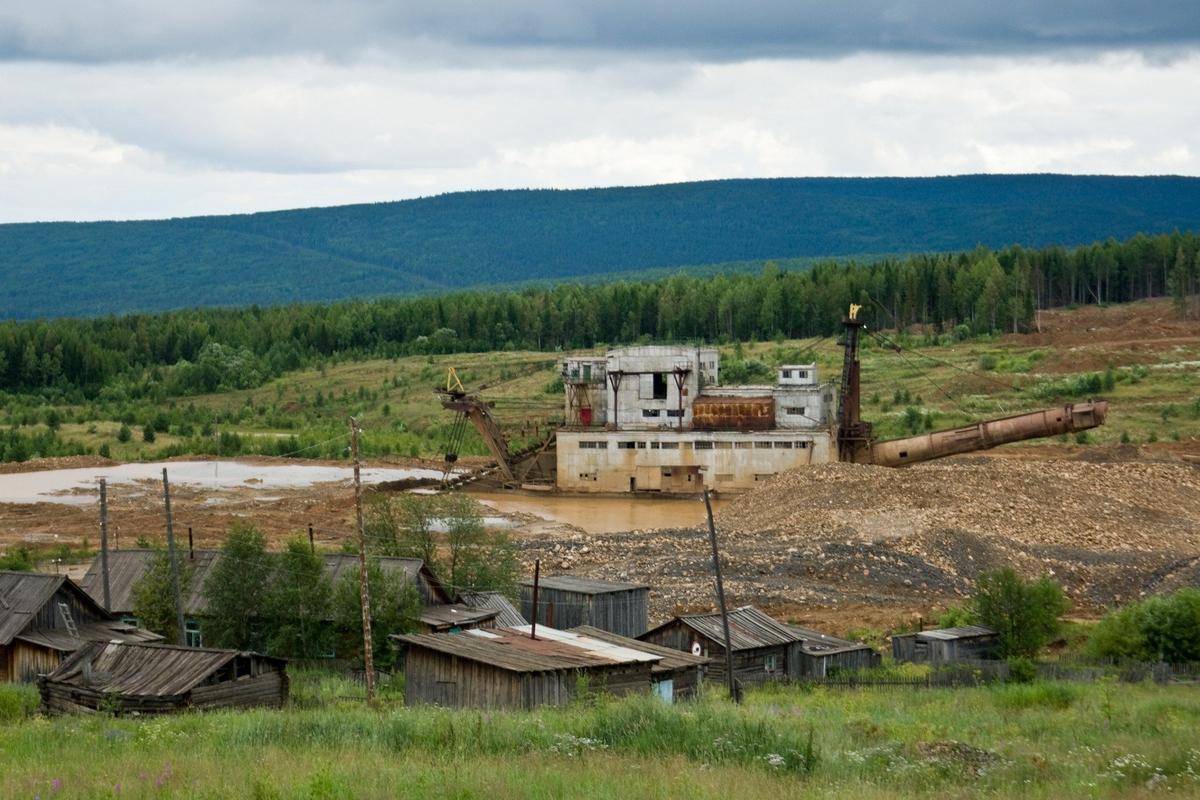 Партизанск. Драга. Домов на переднем плане в документах нет. Значит, можно мыть золото. Фото: Ирина Якунина