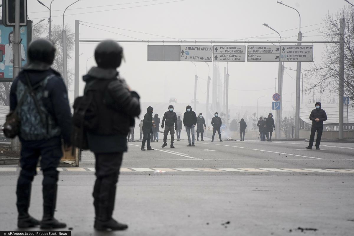 Полиция и протестующие на улицах Алматы, 5 января 2022 года. Фото: EastNews