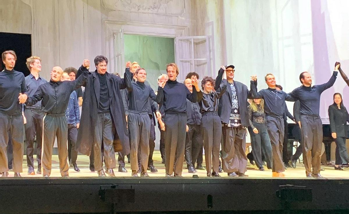 Команда спектакля «Гамлет». Фото: соцсети Theatre Du Chatelet