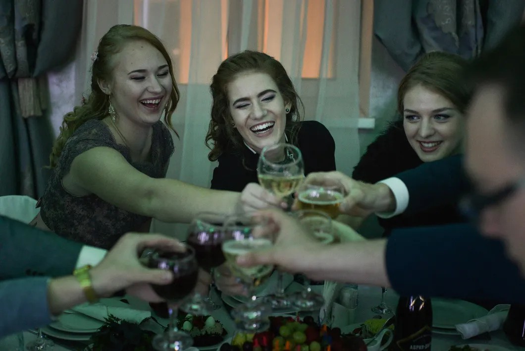 Празднование выпускного в ресторане. Фото: Виктория Одиссонова/ «Новая газета»