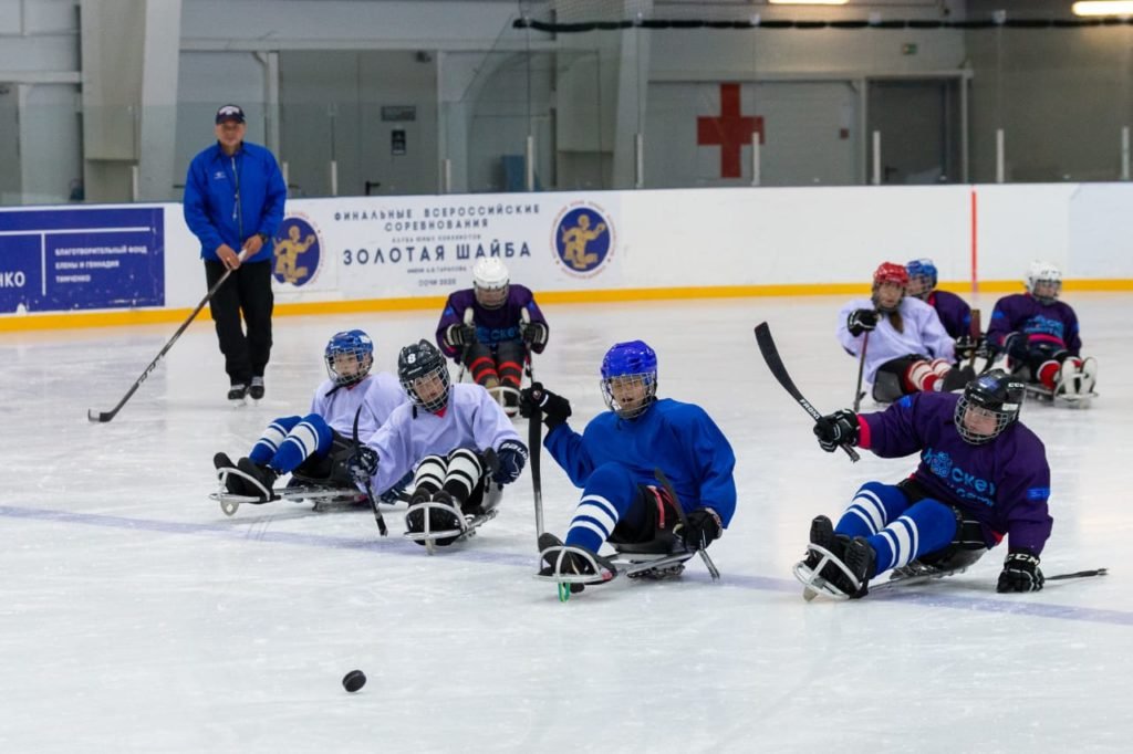 Тренировка команды по детскому следж-хоккею. Фото: paraicehockey.ru