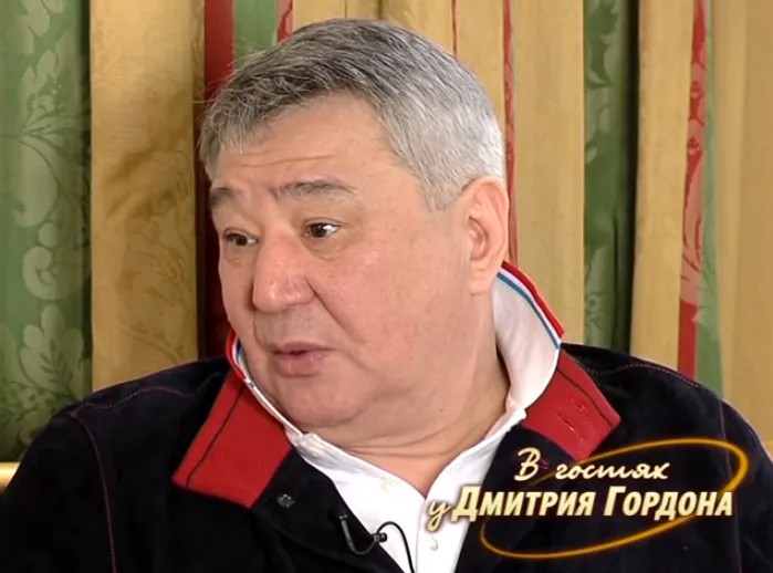 «Деньги портят». Алимжан Тохтаунов, в России еще известный как авторитет «Тайваньчик», — в интервью Дмитрию Гордону. Кадр Youtube