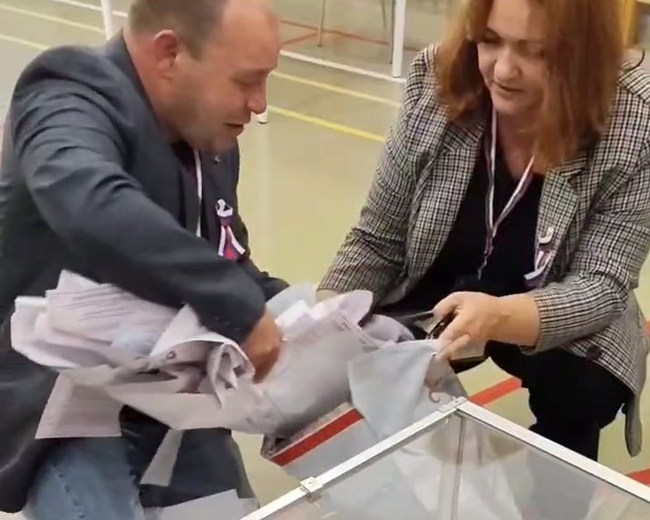 Кадр из видео с участка в Петербурге. Расписаться на сейф-пакете наблюдателям и членам УИК не дадут. Скриншот