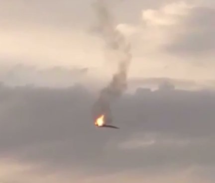 Кадр видео, снятого местными жителями в районе падения бомбардировщика