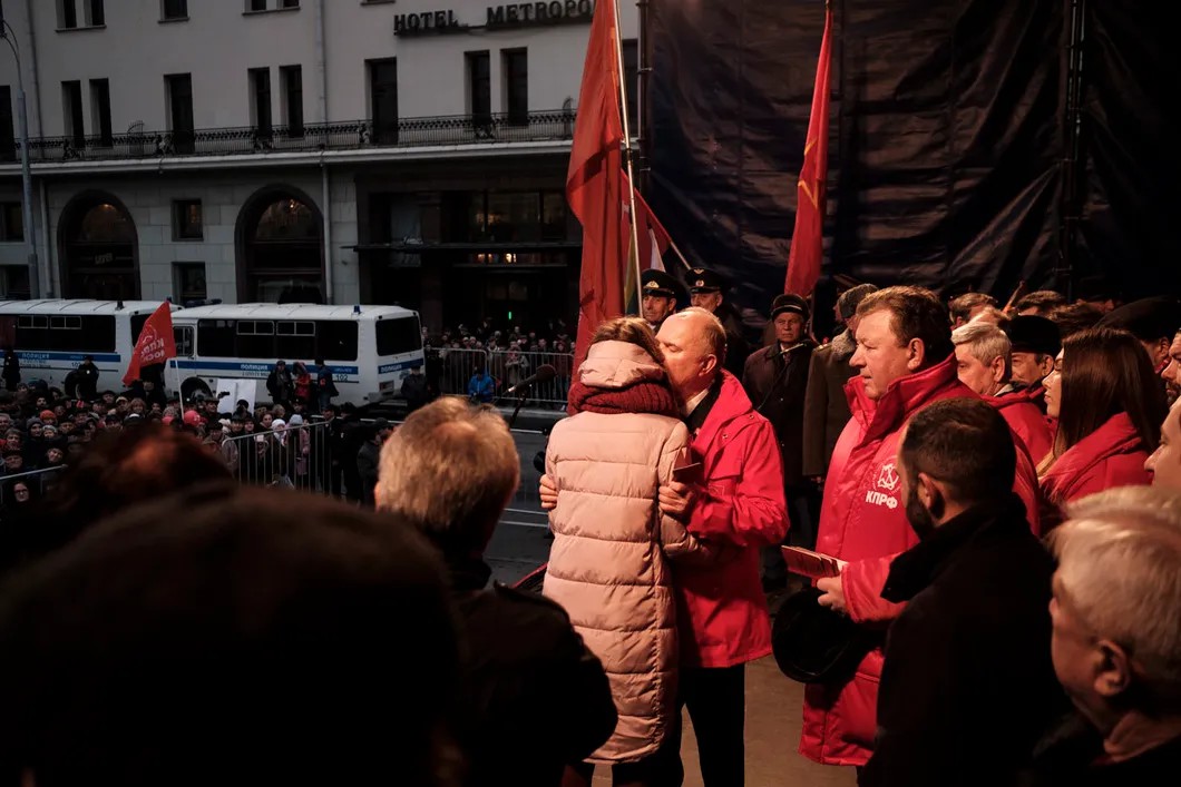 Геннадий Зюганов, лидер КПРФ, принимает молодых людей в партию. Фото: Антон Карлинер / специально для «Новой»