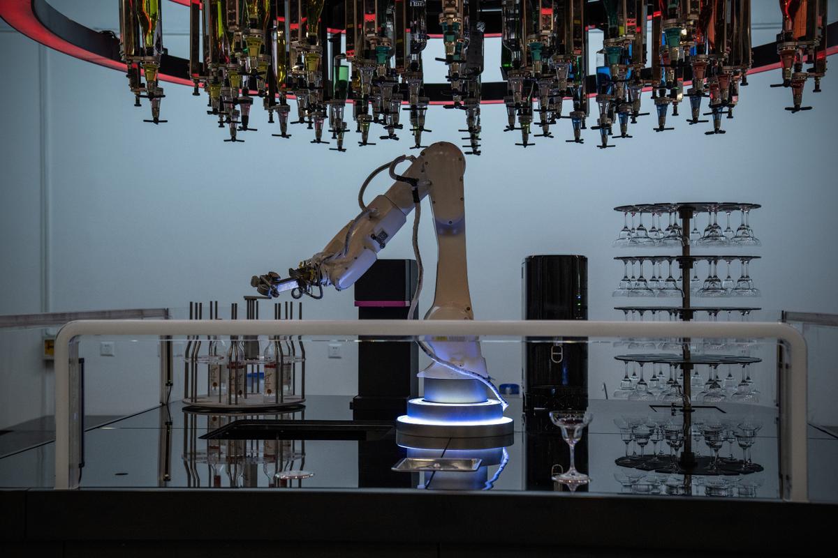 Робот-бармен в Главном медиацентре в Пекине, 3 февраля 2022 года. Фото: Carl Court / Getty Images