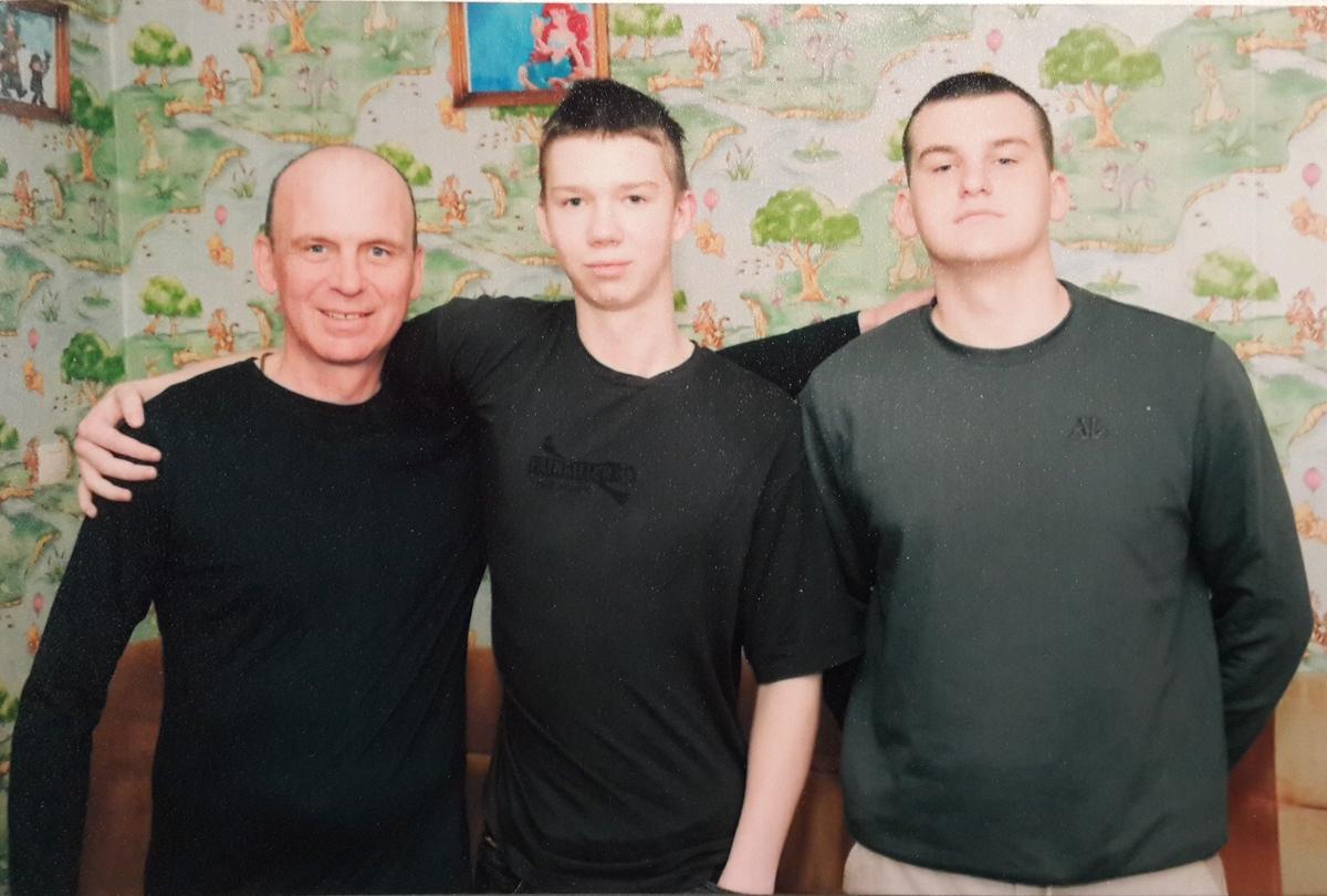 Афанасьев с сыновьями Данилом (справа) и Иваном на длительном свидании в колонии, 2025 год. Фото: архив