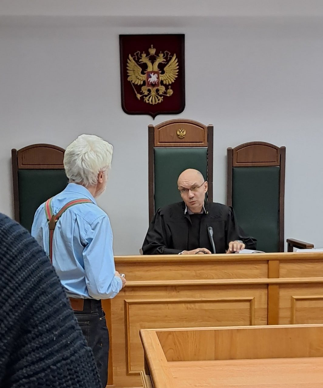 Александр Минкин и судья М.М. Моргасов в зале суда. Фото предоставлено автором