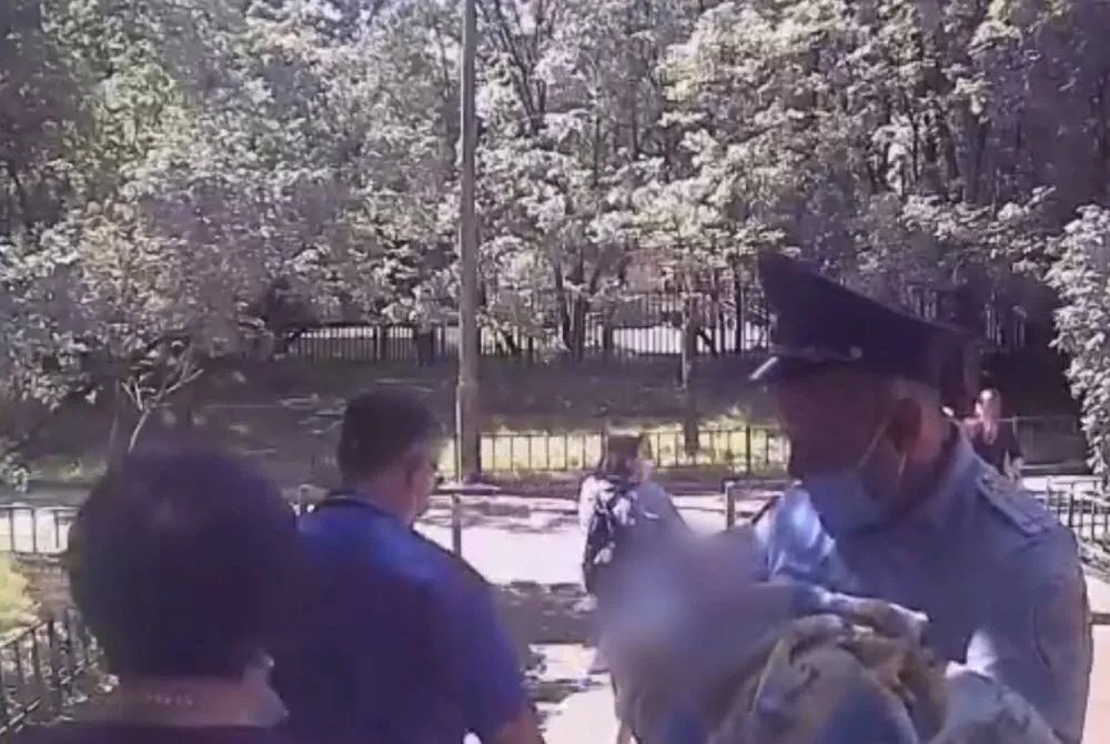 Аргуновская улица. Полиция изъяла пятерых китайских детей. Скриншот с видео