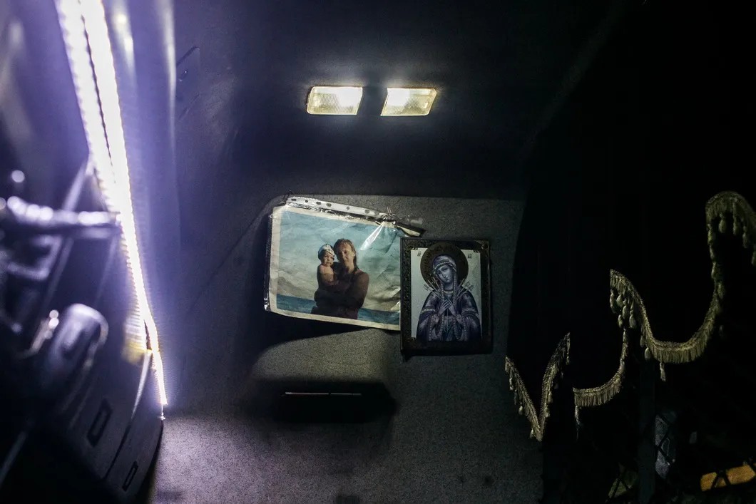 Образ Богоматери и семейное фото в кабине машины. Фото: Антон Климов / Специально для «Новой»