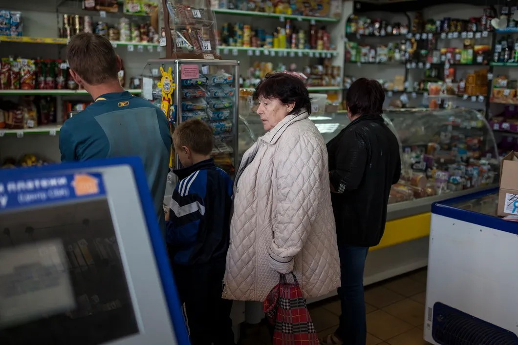 Валентина Шесслер в очереди в деревенском магазине. Фото: Влад Докшин / «Новая газета»