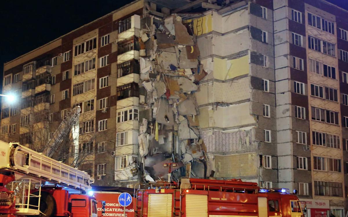 В Ижевске частично обрушился девятиэтажный жилой дом. Как минимум семь человек погибли