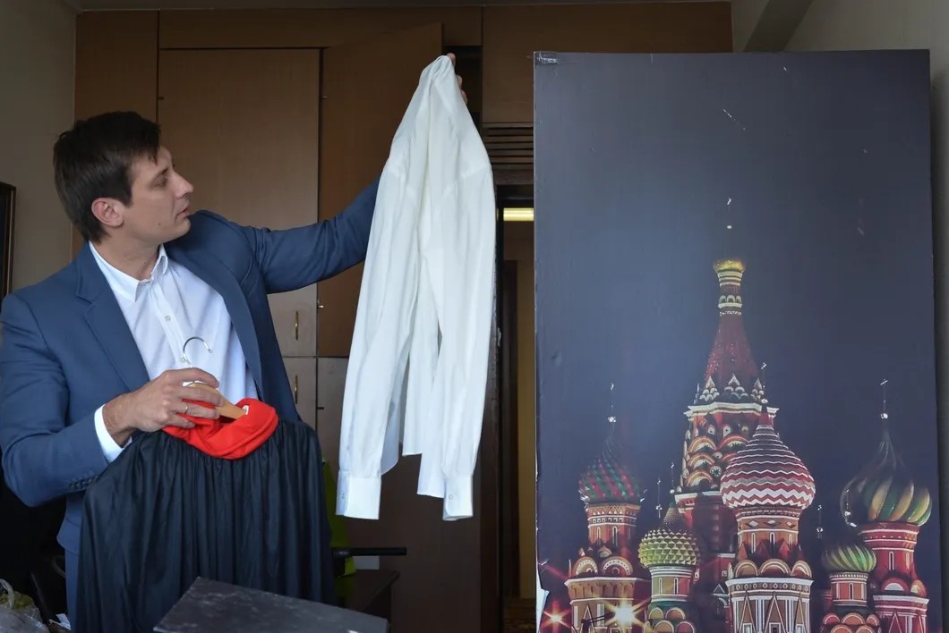 Дмитрий Гудков забирает вещи из Госдумы (октябрь, 2016 год). Фото: Виктория Одиссонова / «Новая газета»