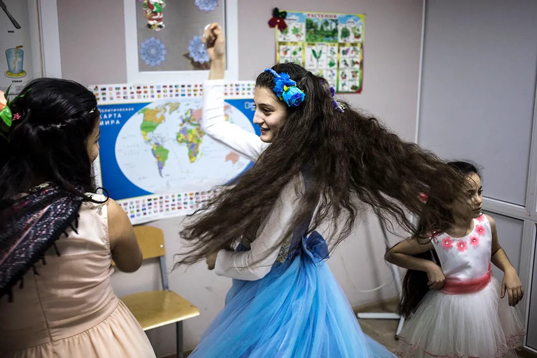Девочки танцуют под сирийскую музыку. Фото: Влад Докшин / «Новая газета»