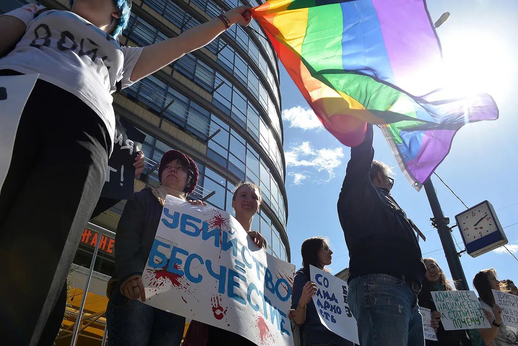 ЛГБТ активисты на митинге 6 мая. Фото: Виктория Одиссонова / «Новая газета»