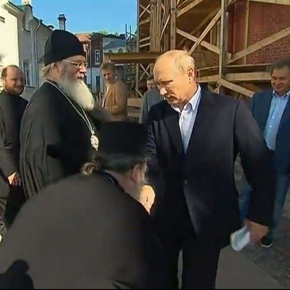 Священник целует руку президенту Путину. Скриншот