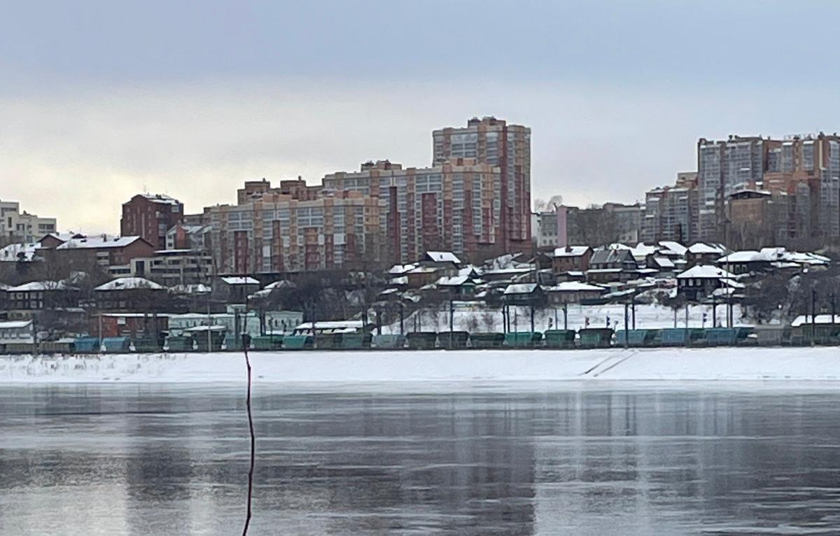 Ангара делит город на две части. Плату за электричество, которое она дает, тоже теперь насчитывают по двойному (дифференцированному) тарифу. Фото: Ольга Путилова / «Новая газета»