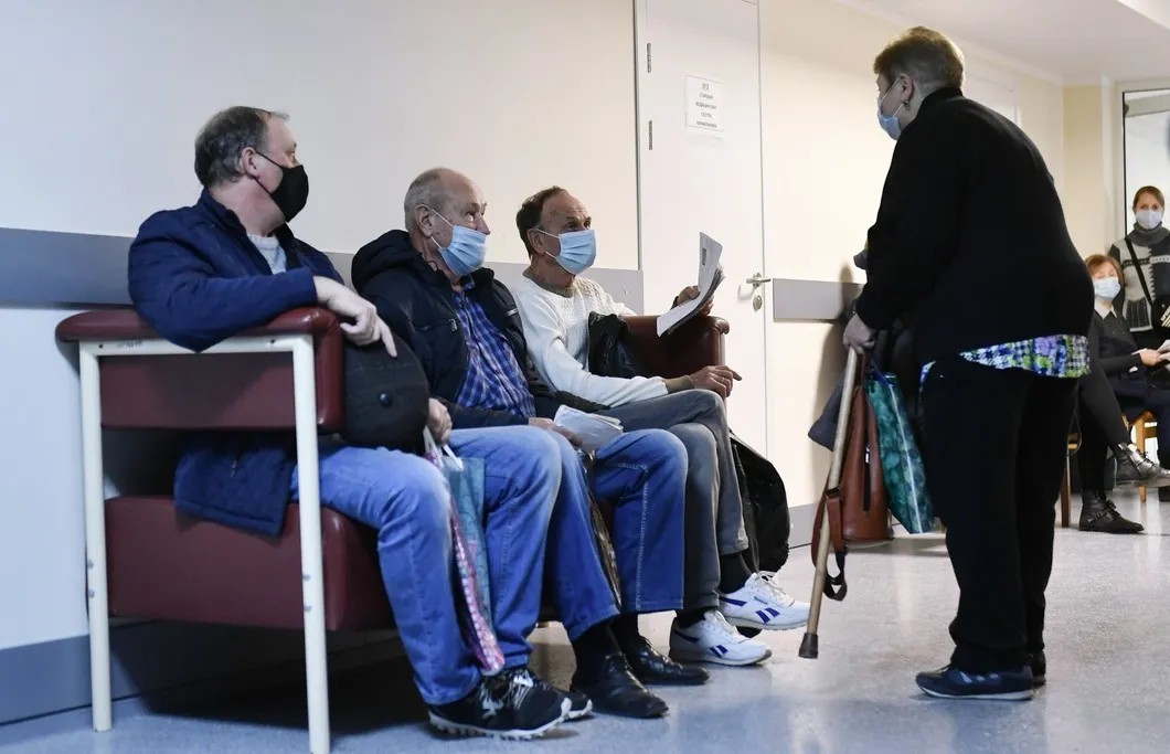 Пациенты ожидают приема врача в городской поликлинике №7 в Симферополе. Фото: РИА Новости