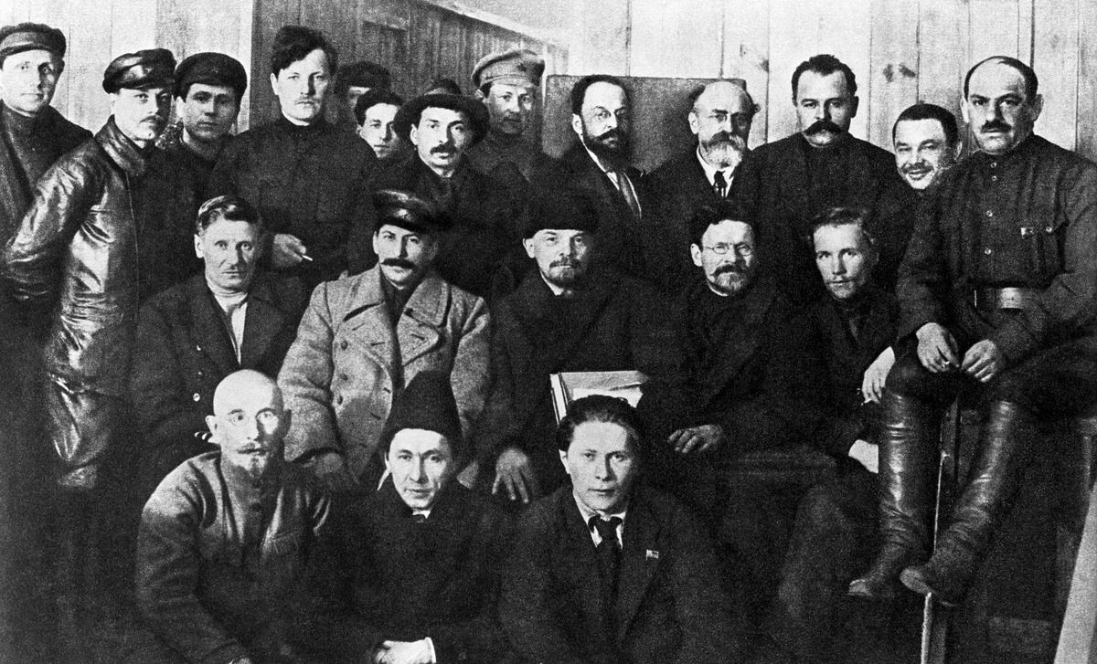 Иосиф Сталин, Владимир Ленин и Михаил Калинин (слева направо в центре во втором ряду) среди делегатов VIII съезда Российской коммунистической партии (большевиков). Репродукция ТАСС
