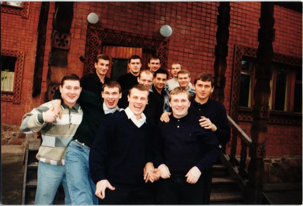 1990-е, часть быковцев, слева Казерский, его обнимает Василенко. Демин в центре во втором ряду. Фото из архива МВД