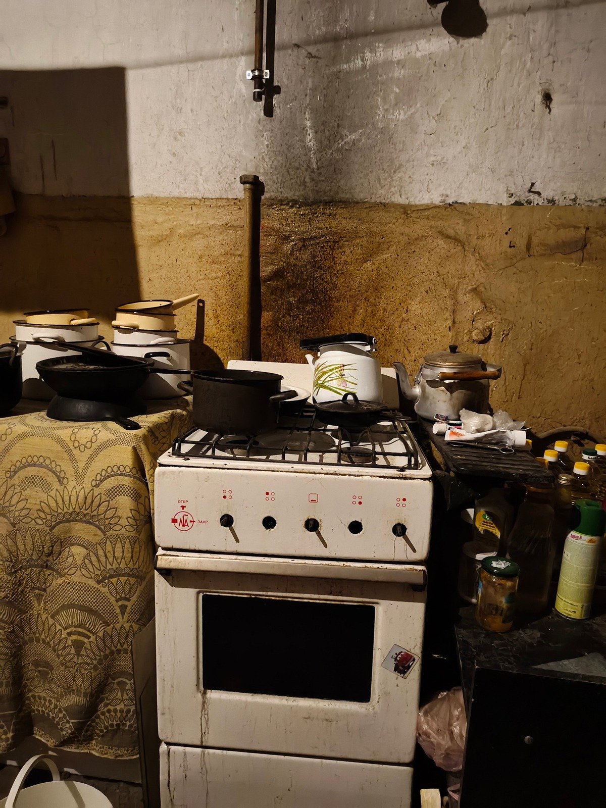 Для подключения газа нужны переходники, которых практически не найти, и квартира «сидит» без газа почти год. Фото: Наталья Шкуренок