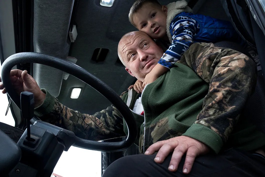 Виталий Михайлусов с сыном Захаркой в кабине тяжеловоза. Фото: Анна Артемьева / «Новая»
