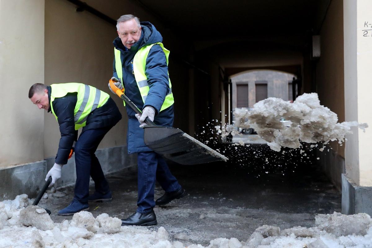 Александр Беглов во время уборки снега на одной из улиц города. Фото: Александр Демьянчук / ТАСС