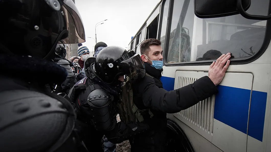 Полицеские обыскивают молодого человека у метро Красные ворота. Его вскоре отпустили. Фото: Влад Докшин / «Новая газета»