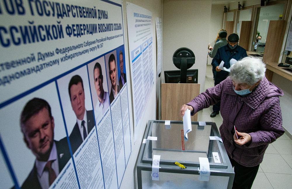 Женщина голосует в консульском отделе посольства России в Латвии. Фото: РИА Новости
