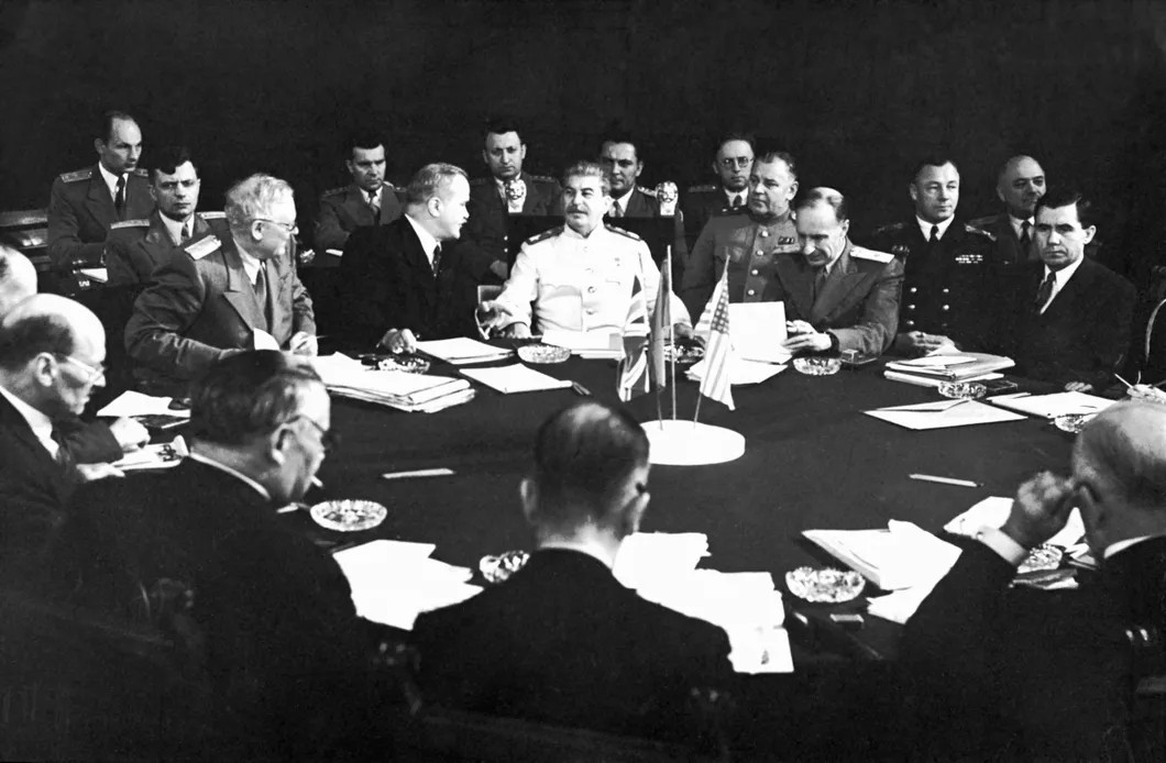 Иосиф Сталин с советниками на конференции в Потсдаме. Фото: РИА Новости