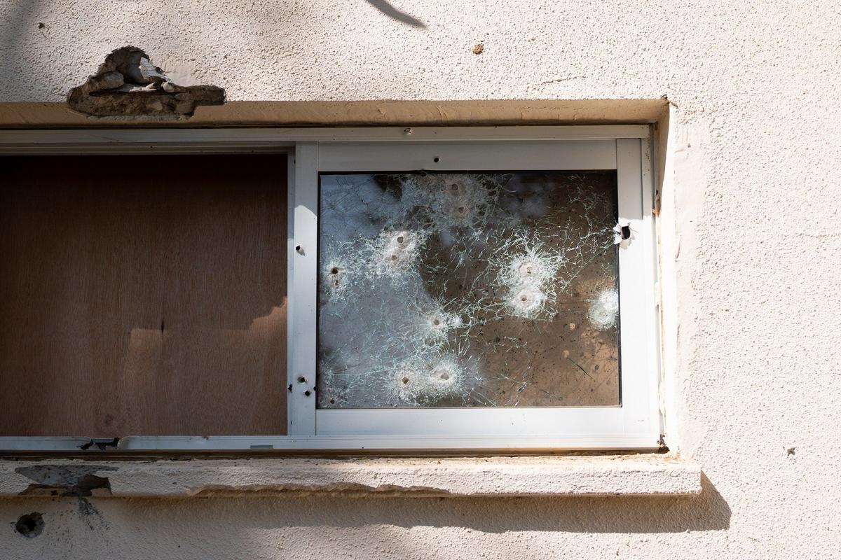 Здание в Кибуце Be'eri, пострадавшее от террористической атаки ХАМАС 7 октября: боевик стрелял в окно. Фото: Dima Vazinovich / Middle East Images / ABACA