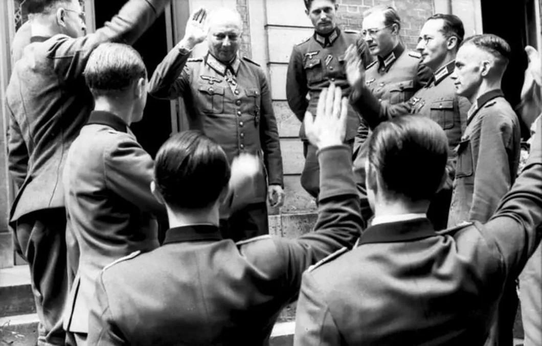 Генерал-фельдмаршал Ханс Гюнтер Фон Клюге (в центре) и немецкие офицеры. Франция, 1944 год. Фото: Arthur Grimm/Bundesarchiv