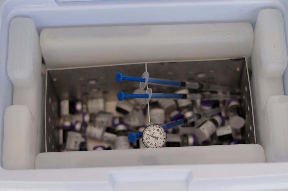 Контейнер с вакциной Pfizer. Фото: NurPhoto / Getty