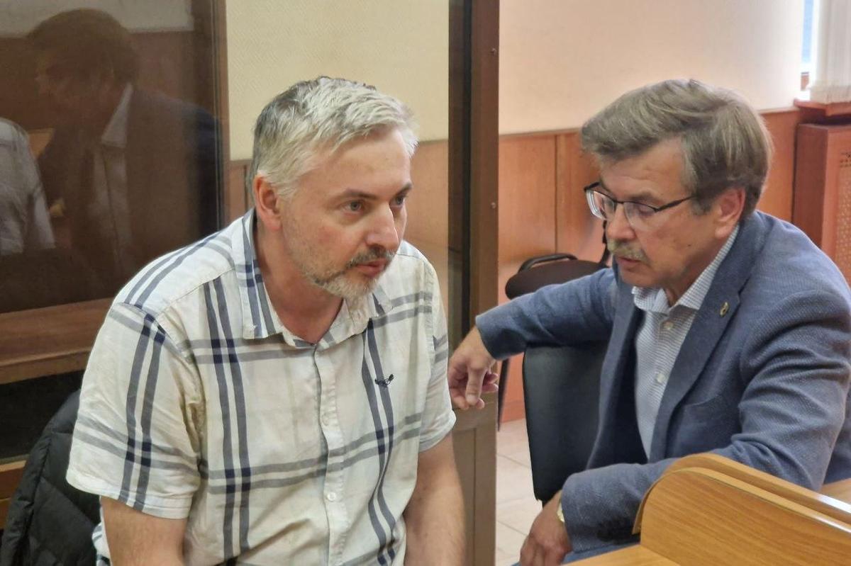 Евгений Мищенко (слева) и его адвокат Николай Фомин в зале суда. Фото: соцсети