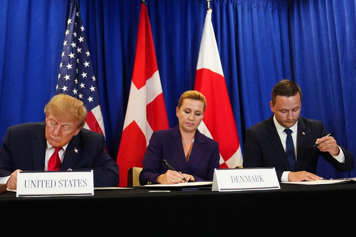 Дональд Трамп, Метте Фредериксен и Йенс-Фредерик Нильсен на церемонии подписания соглашения. Фото: AP / TASS
