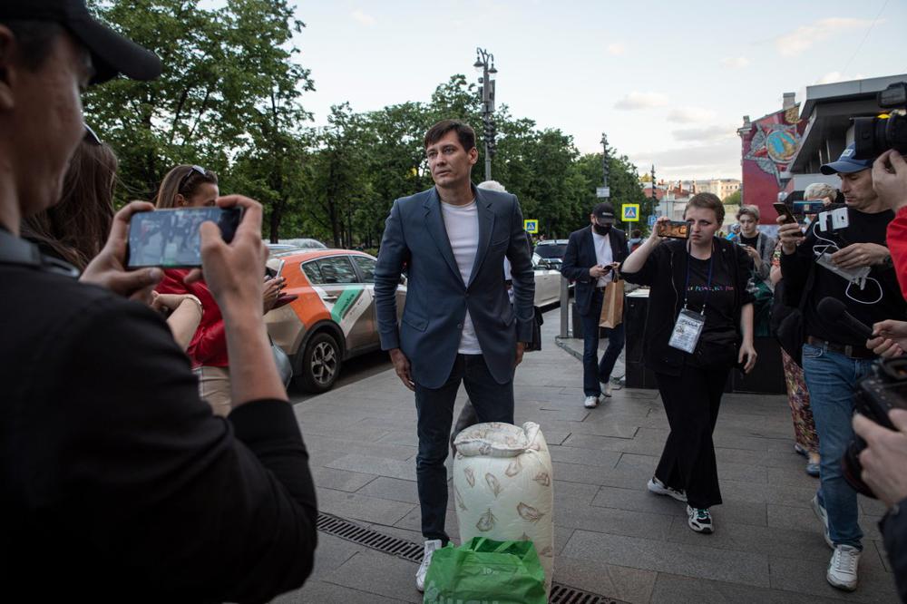 Дмитрий Гудков сразу после освобождения дает интервью на Пушкинской площади. Фото: Влад Докшин / «Новая газета»