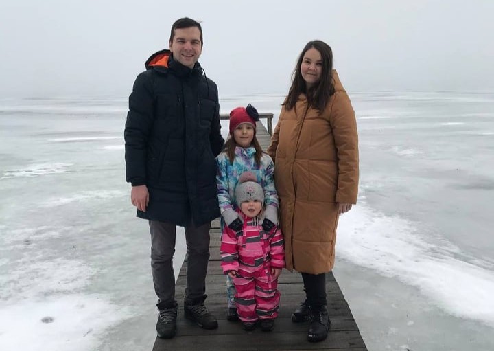 Анастасия Певнева с мужем и дочками Яной и Тиной, январь 2022 года